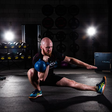 KNV04 BLUE KETTLEBELL ŻELIWNY POKRYTY WINYLEM HMS KNV04 BLUE KETTLEBELL ŻELIWNY POKRYTY WINYLEM HMS