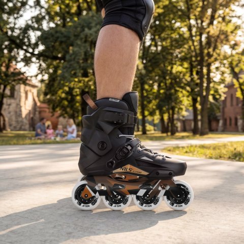 NA1601 ŁYŻWOROLKI SLALOMOWE SLAYD CZARNE ROZM. 39 NILS EXTREME
